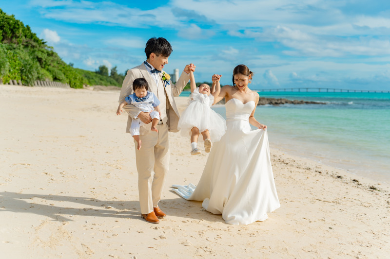 宮古ブルーをバックにファミリーフォト
