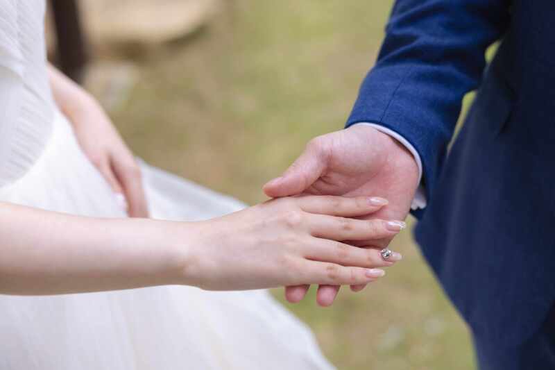 手と手を取り合って