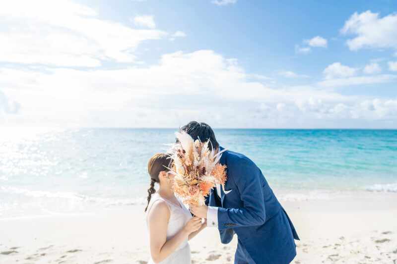 綺麗な海をバックに