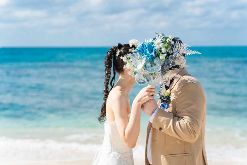 ブーケで顔かくし