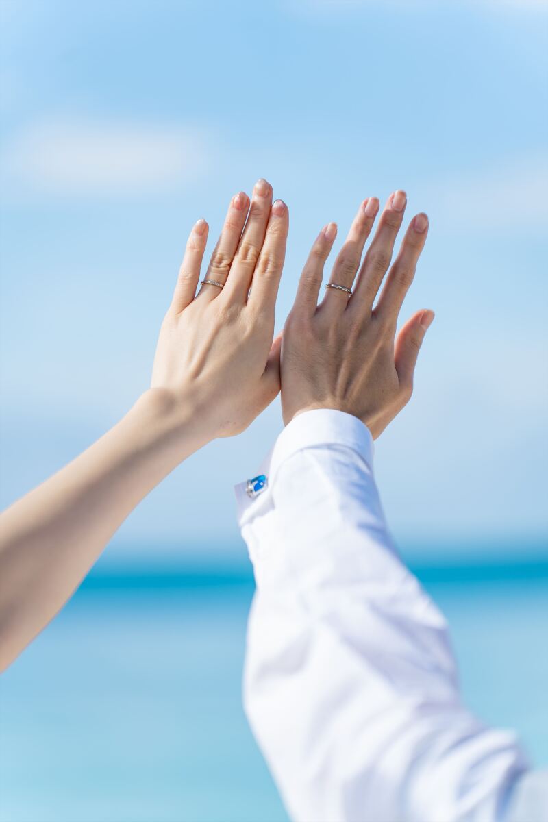 ふたりの優しい手、宮古島の青空と海に輝く指輪