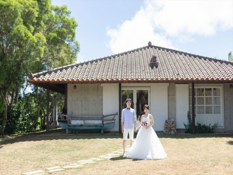 屋根のシーサーが見守るガーデンから撮影開始です