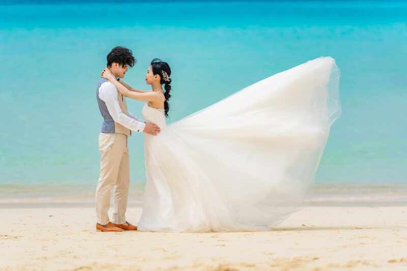 宮古ブルーをバックに