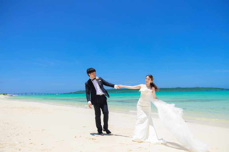 来間大橋と来間島をバックに