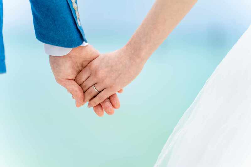 いつもの手つなぎも…