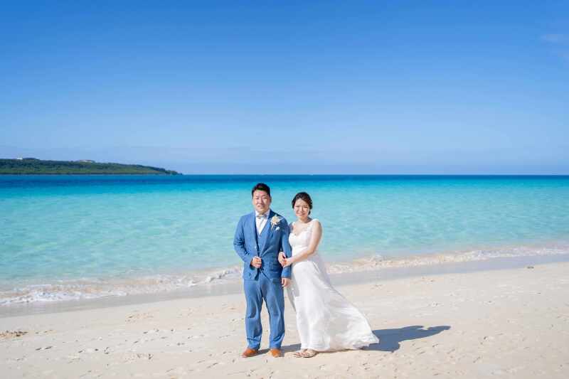 先ずは海をバックに