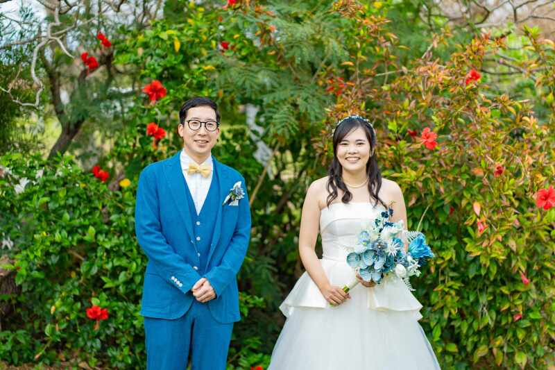 ハイビスカスの前で