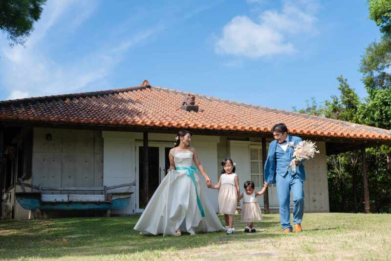 サロンをバックに