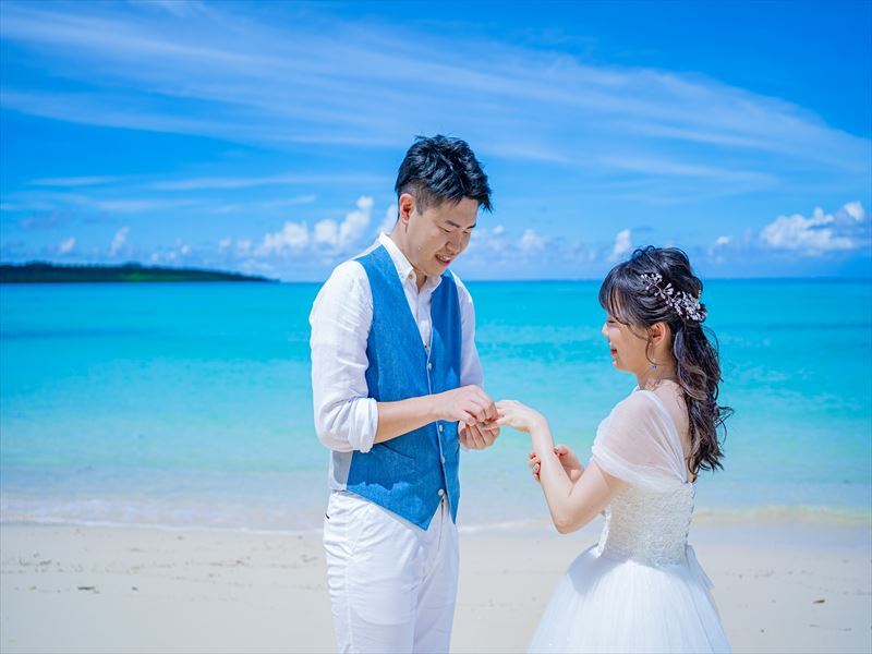 ビーチで指輪交換!