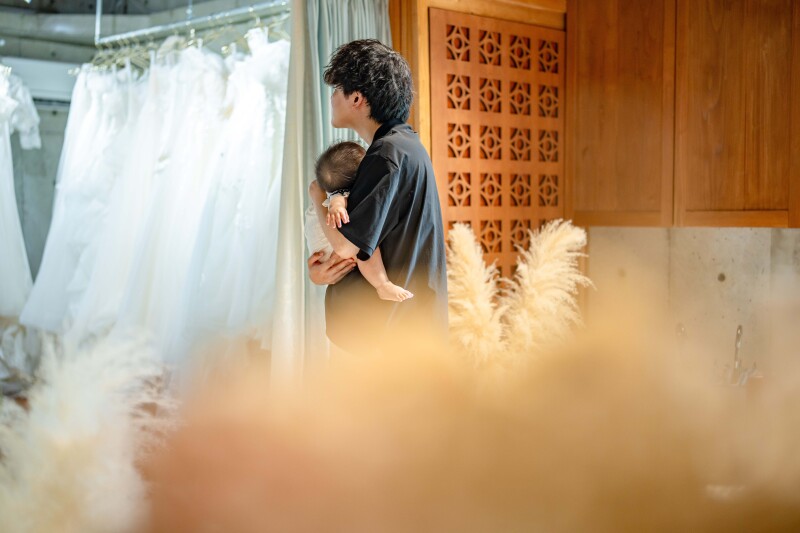 一方その頃、新郎様は抱っこでお子様をあやし中！