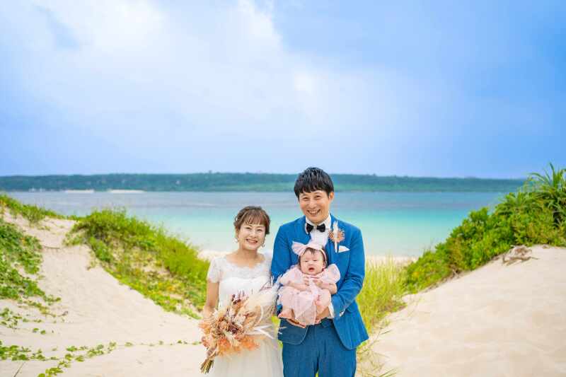 ビーチをバックに