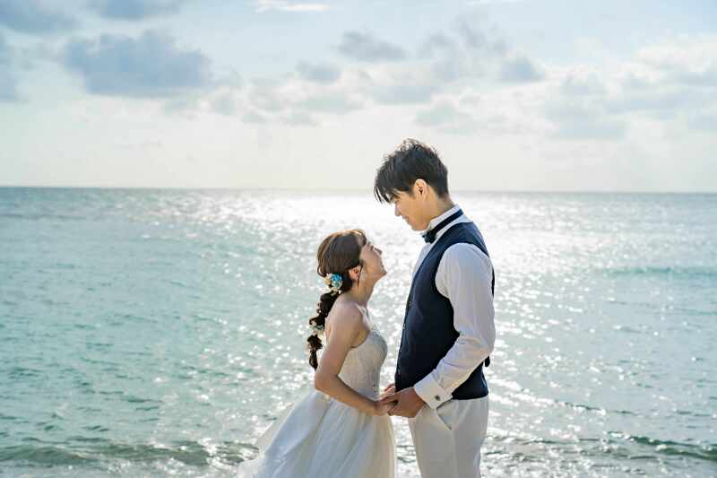 手を取り合って