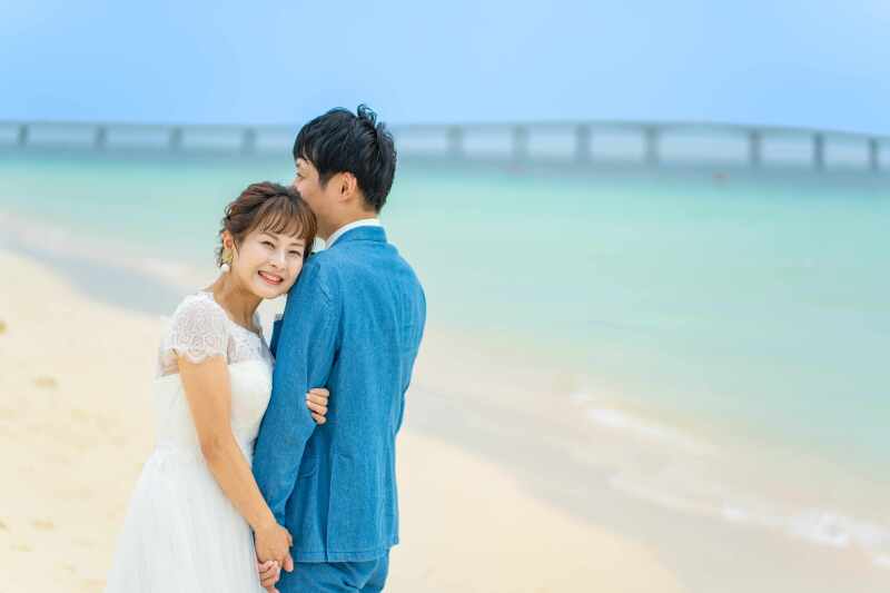 橋と海をバックに