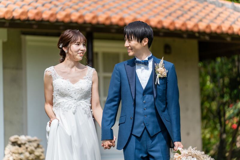 手を繋いでこれからビーチへ撮影です＊