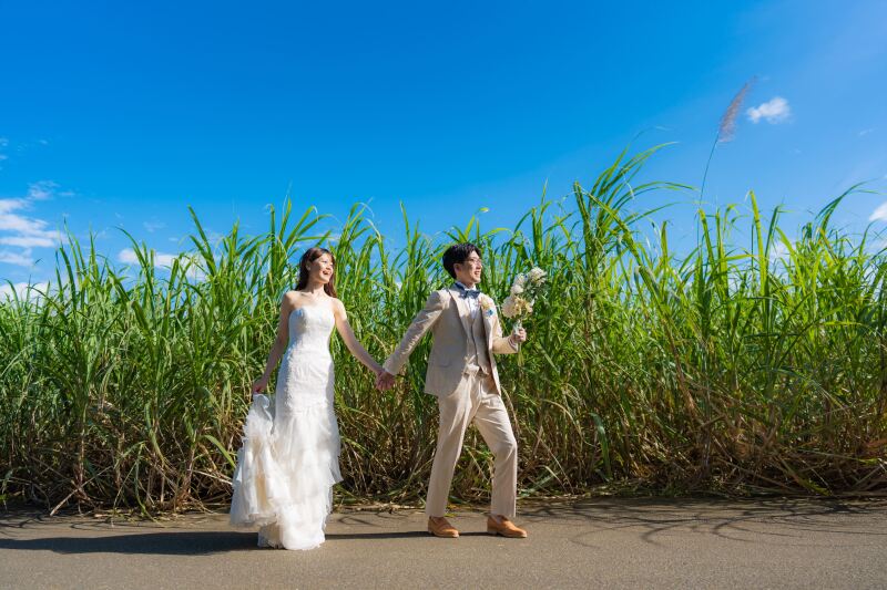 ビーチへ向かう道：サトウキビ畑前で笑顔のおふたり