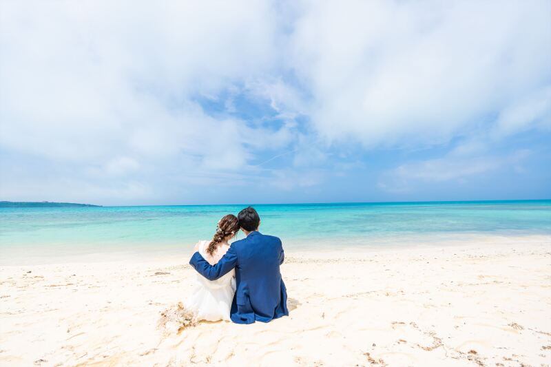 ＊砂浜で寄り添うおふたりの後ろ姿＊