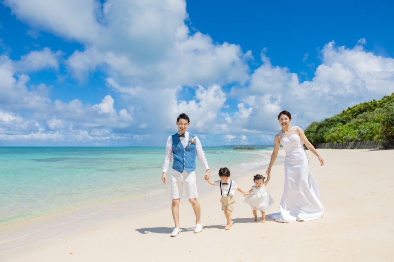 手と手をつないで