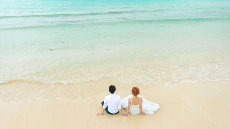 おふたりで広大な海に向かって