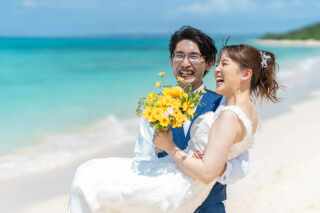 南国の海をバックにお姫さまだっこ♡