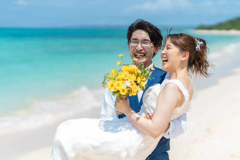 南国の海をバックにお姫さまだっこ♡