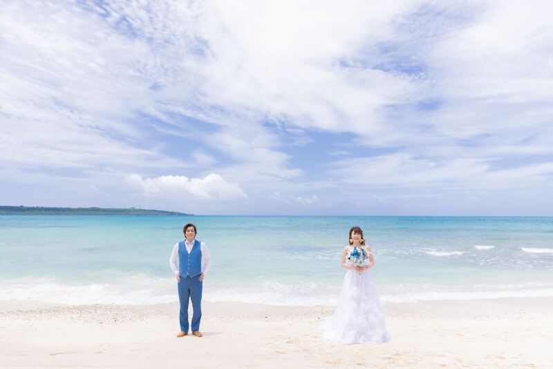 きれいな海とおふたり