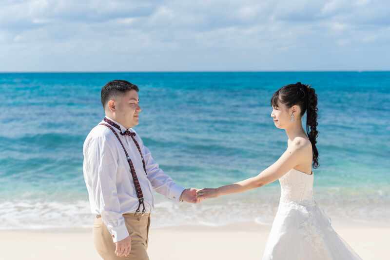 手を取り合って