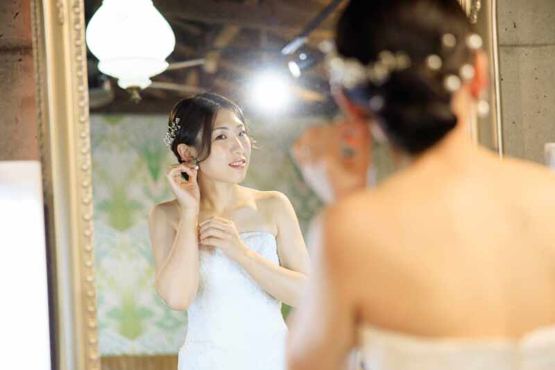 イヤリングをつけて