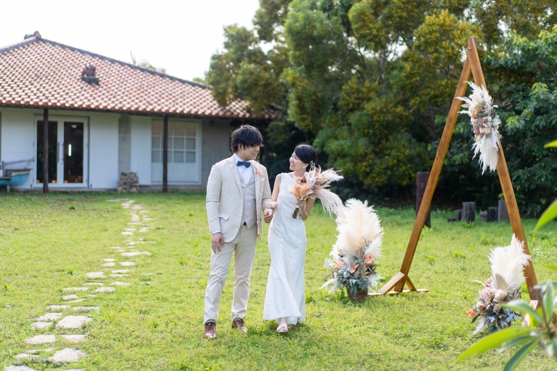 ヴィラをバックに