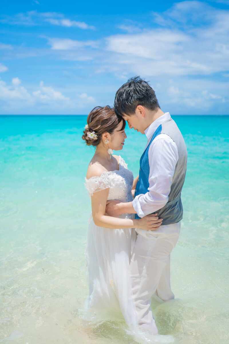 ひざまで水に入って