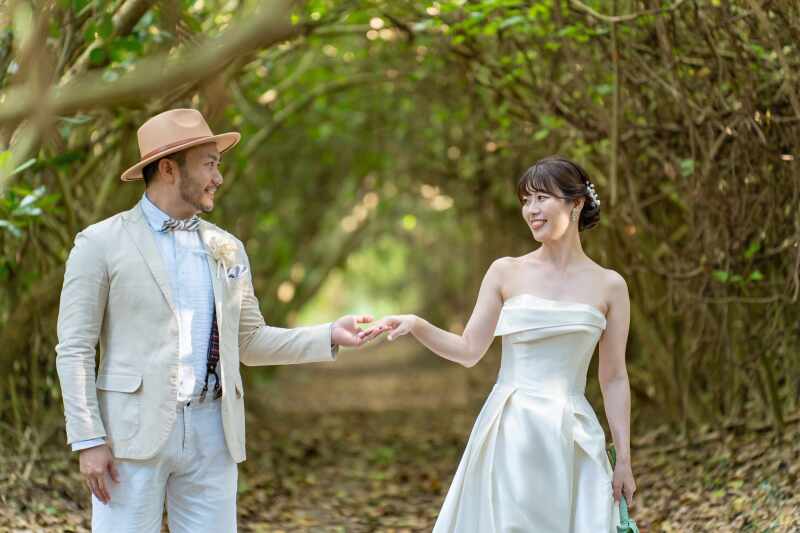 ビーチに向かう森の中