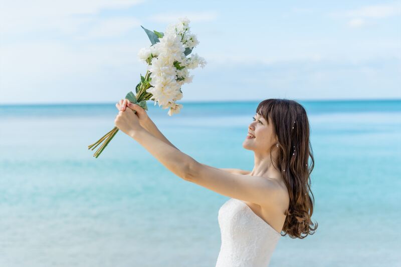 笑顔で空を仰ぎ、未来への誓いを胸に