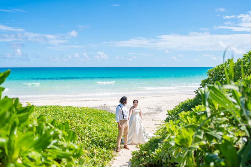 宮古ブルーをバックに