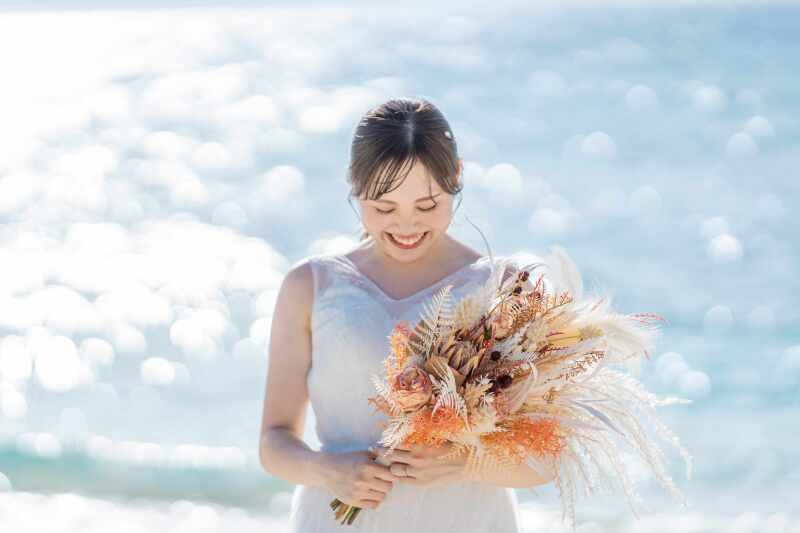 キラキラの銀輪をバックに