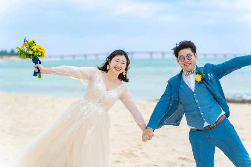 来間大橋をバックに