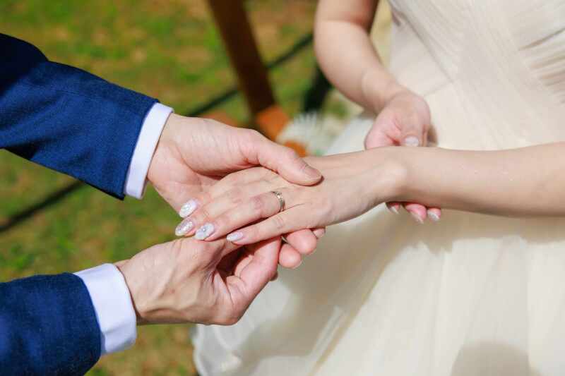 アーチの前で挙式風