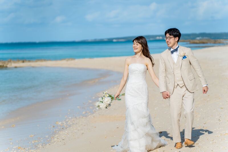 仲良く散歩　海を眺めるおふたりの幸せな時間