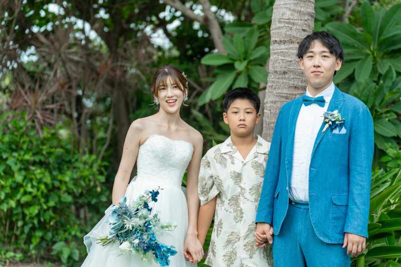 ガーデンのグリーンをバックに