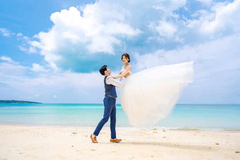 海をバックにジャンプ