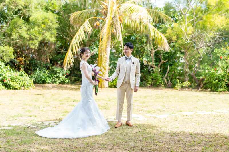 椰子の木の下で