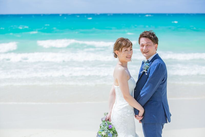 透き通る青い海で