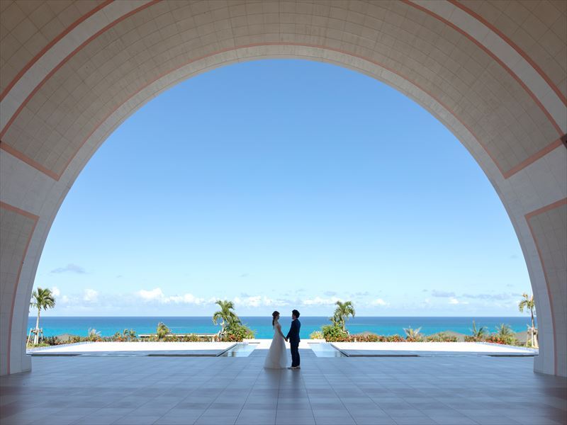 ホテルのエントランスで