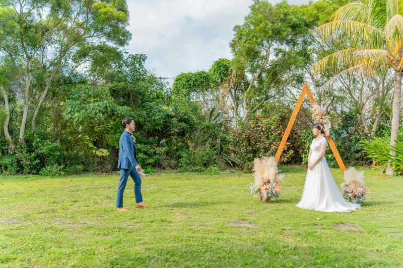 海外風アーチの前で