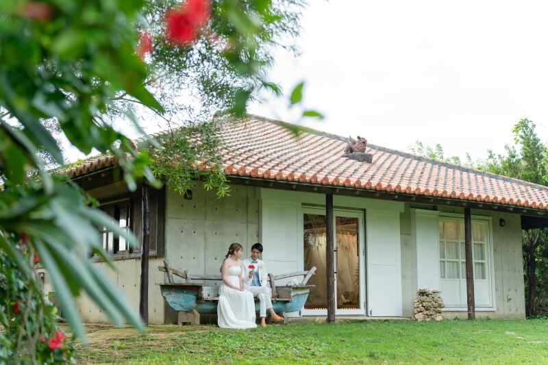 サロンをバックに