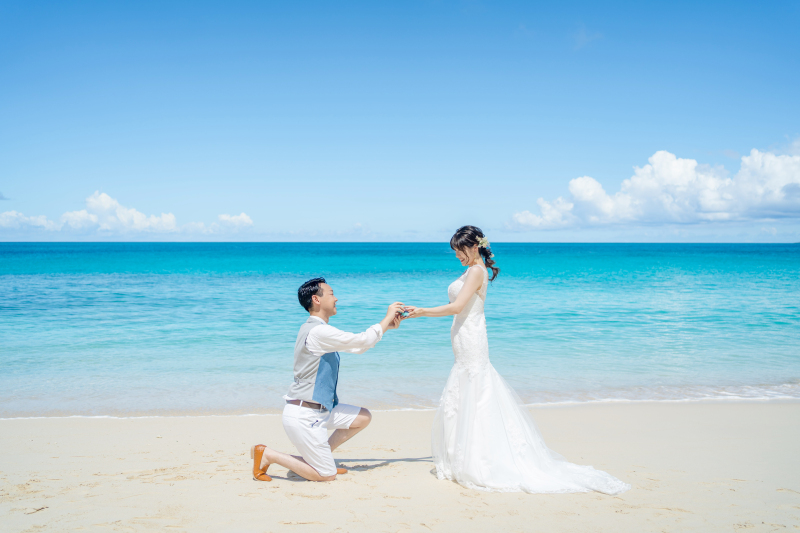 海をバックにプロポーズ♡