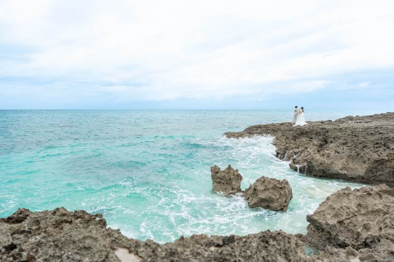 崖の上から眺める美しい宮古島の海で撮影