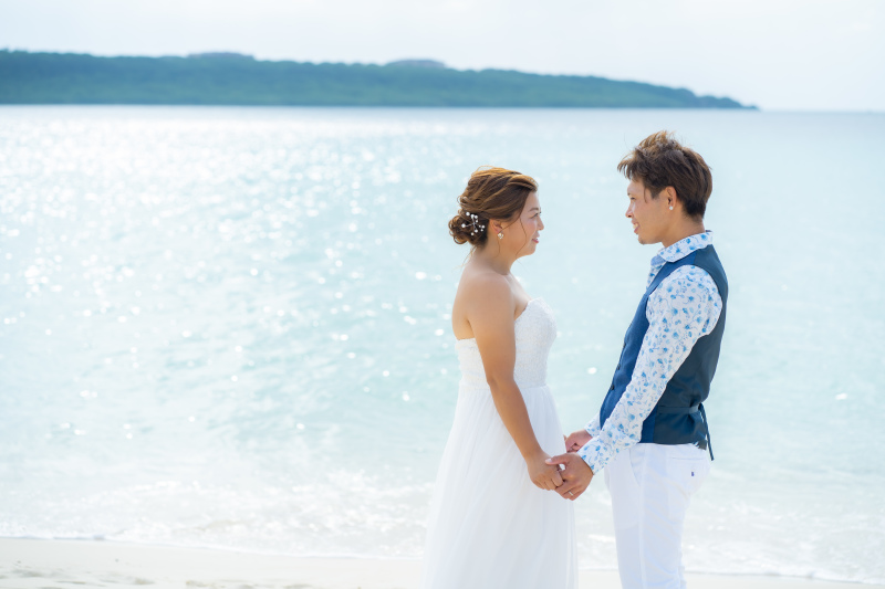 笑顔のお似合いのお二人のビーチフォト!