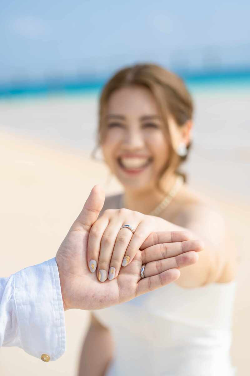 指輪を強調したカット