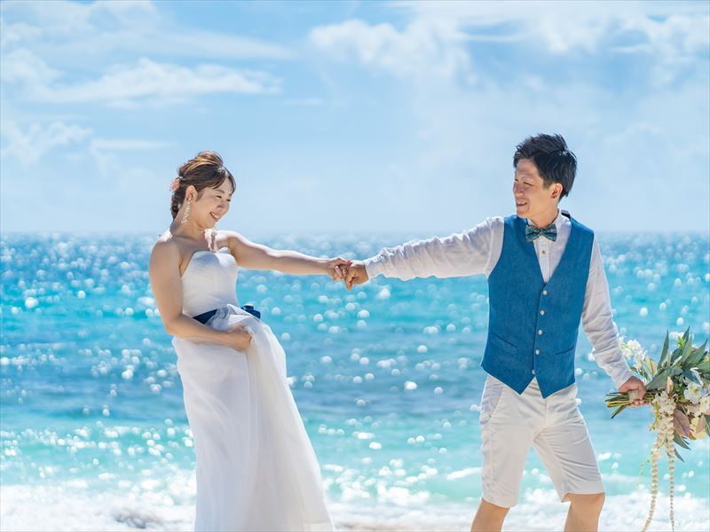 宮古ブルーをバックに