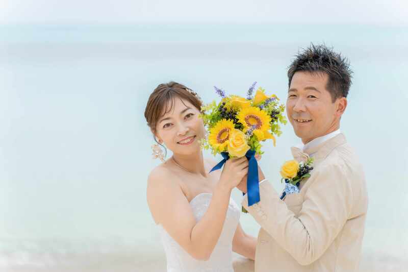 ブルーの海にイエローのブーケ