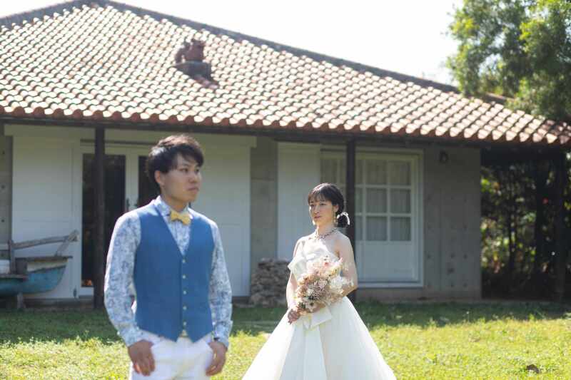 サロンをバックに